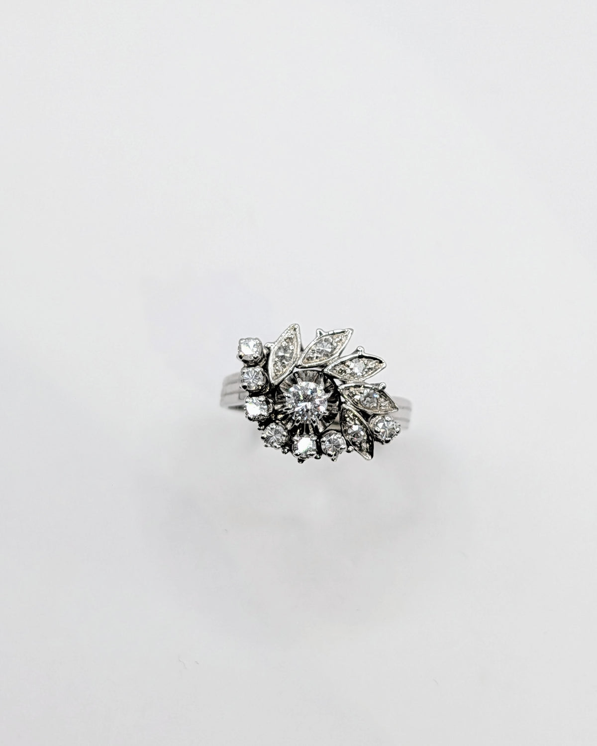 Bague fleur de diamants en or gris 18 carats circa 1950