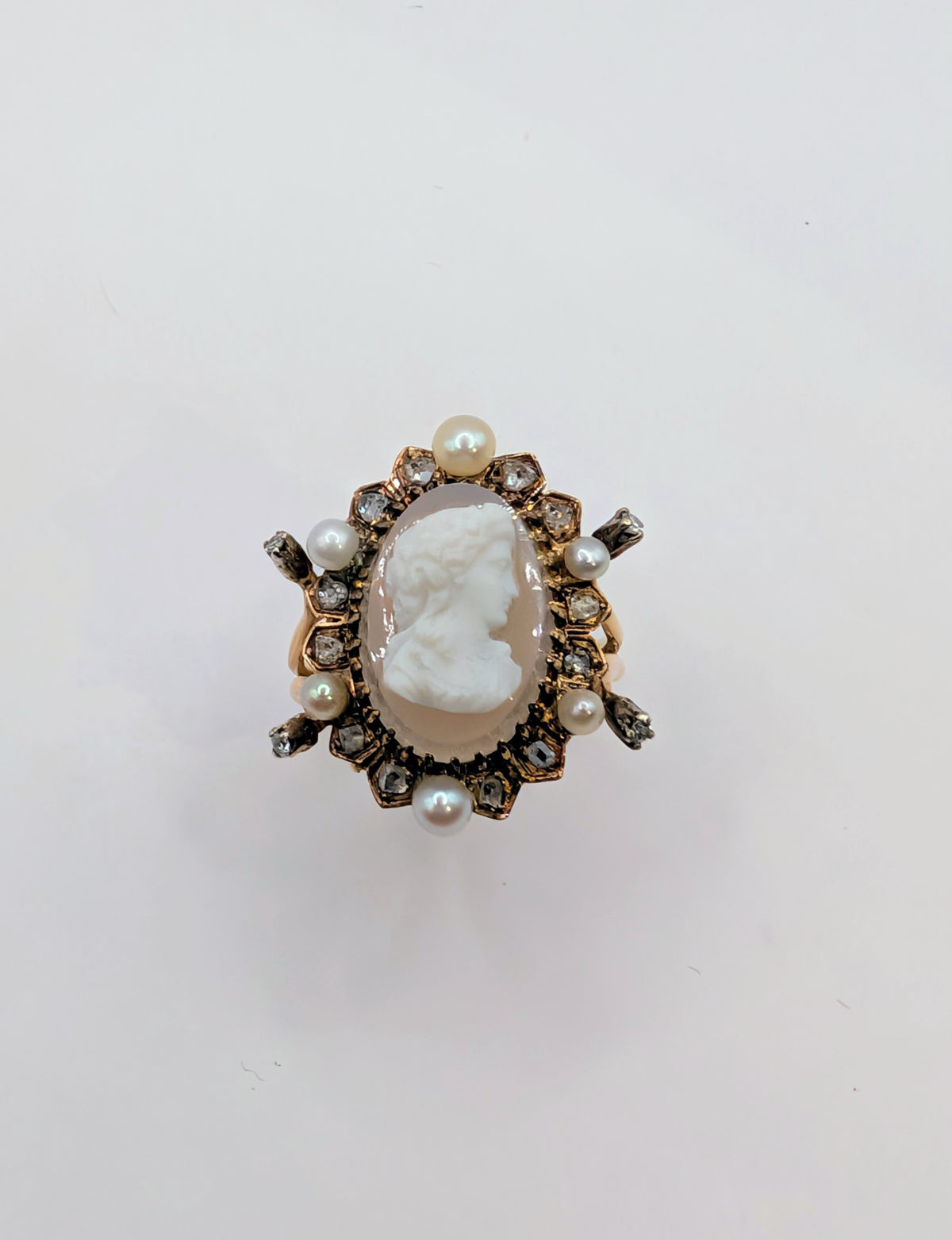Bague camée agate grise entourée de perles fines et diamants