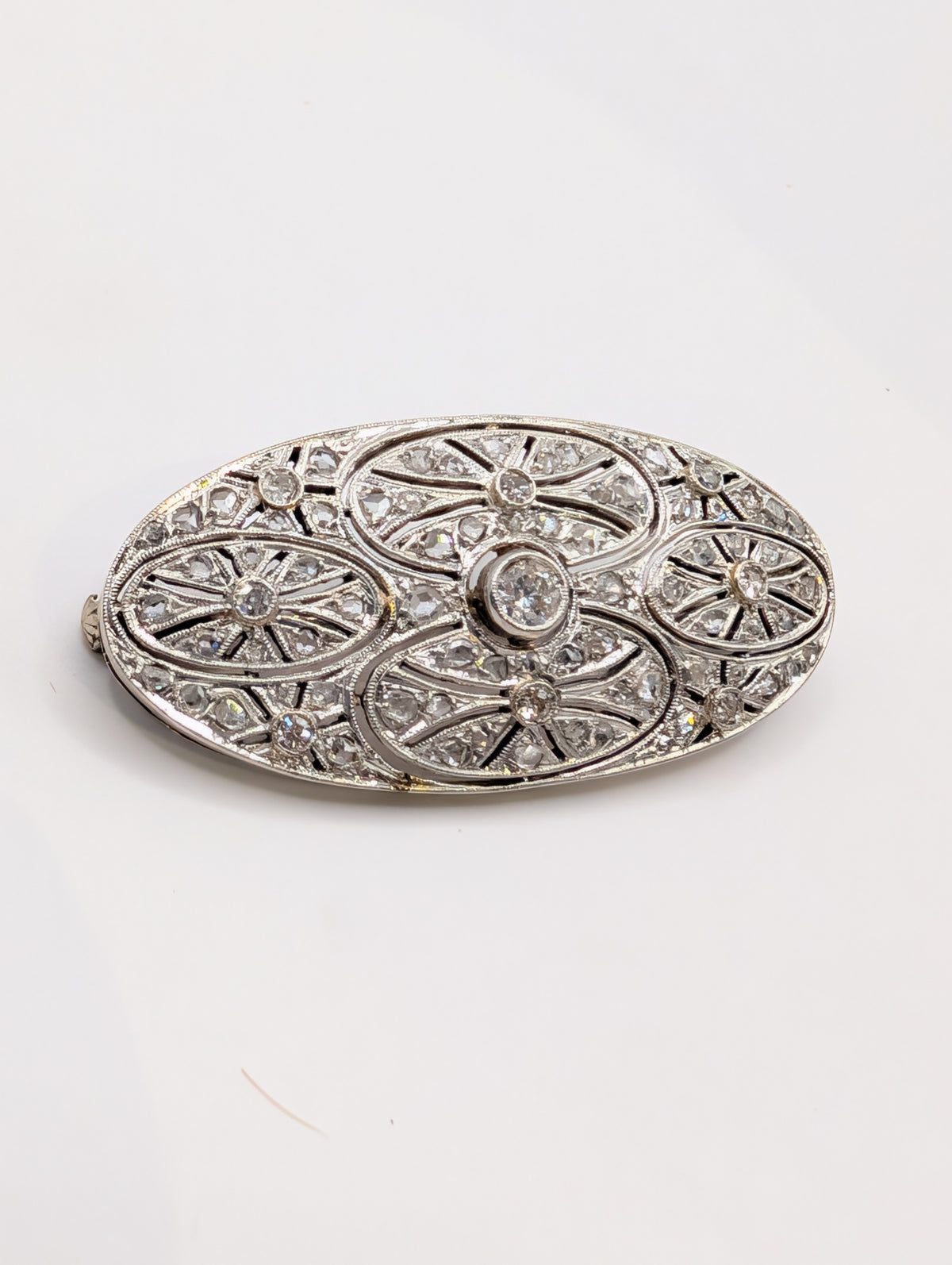 Broche Art Déco nénuphars en or blanc avec diamants taille ancienne