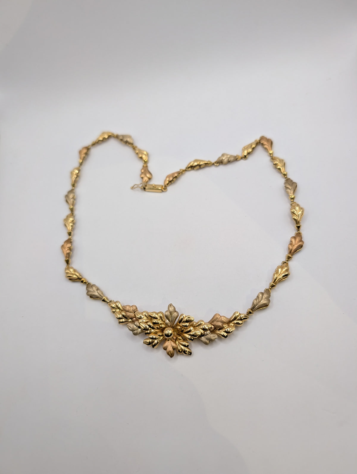 Collier deux ors motifs floraux or jaune et or rose 18 carats