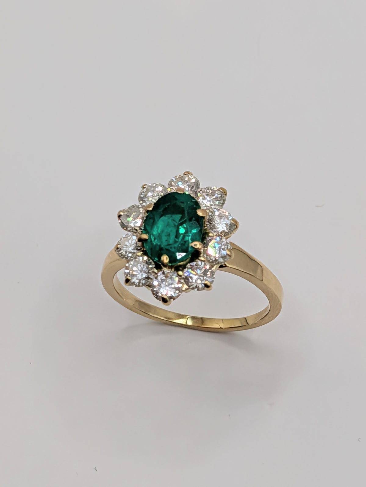 Bague marguerite émeraude 1,60 carat et diamants en or jaune 18 carats