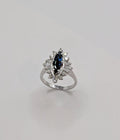 Bague Marquise Saphir et Duo de Diamants, Or Blanc 9 carats