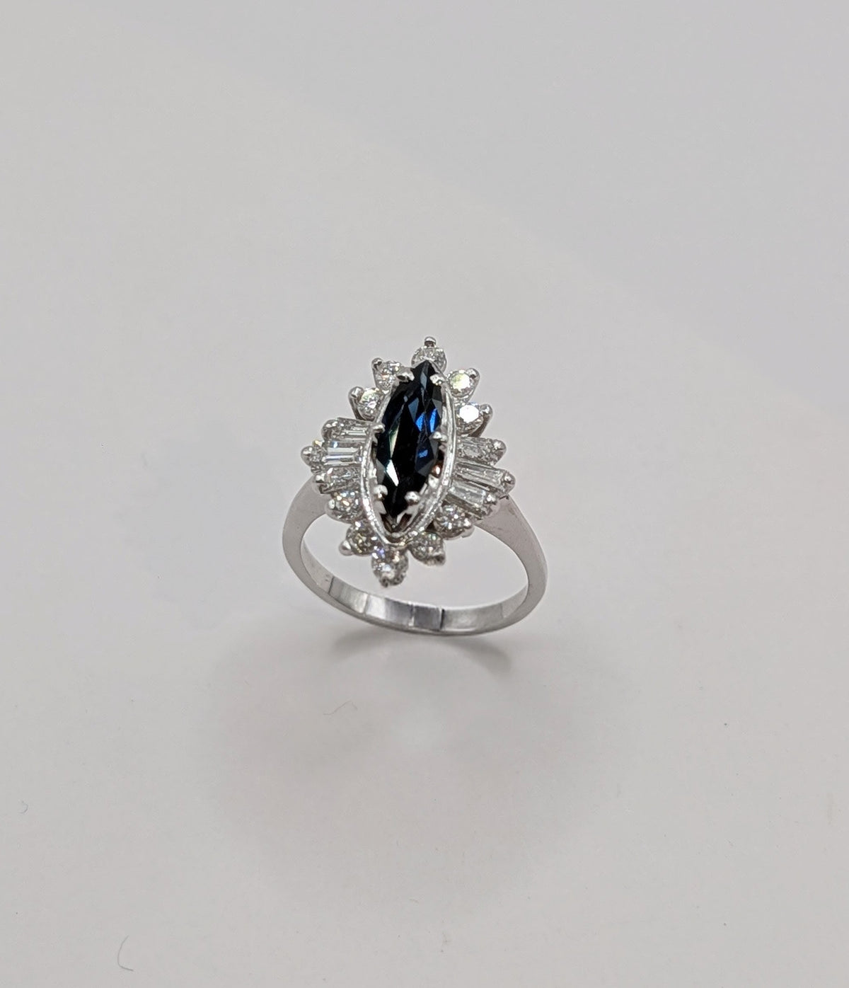 Bague Marquise Saphir et Duo de Diamants, Or Blanc 9 carats