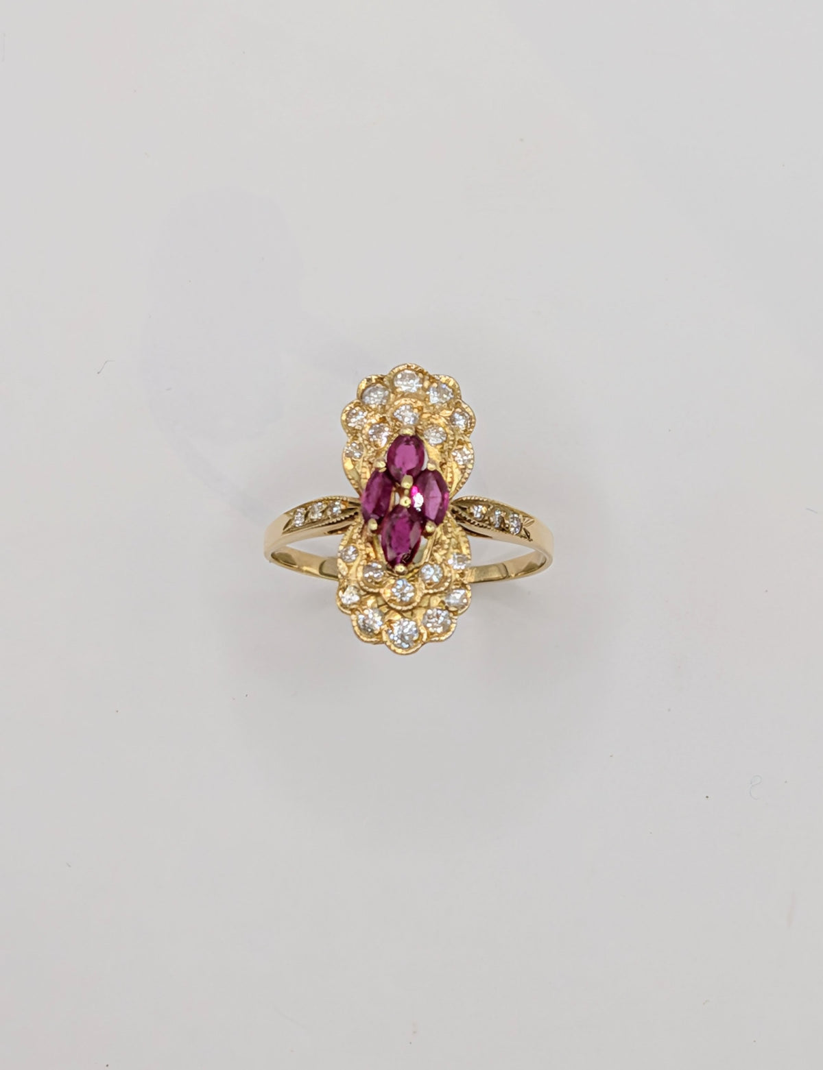 Bague Marquise, Rubis et Diamants, Or Jaune 18 carats