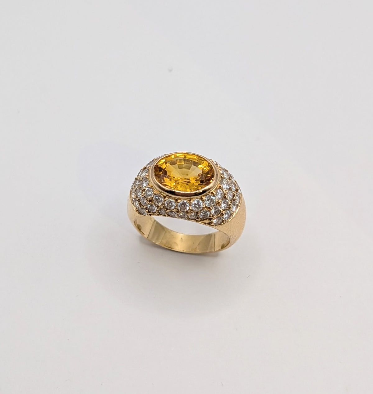 Bague Dôme Saphir Jaune et Pavage Diamants, Or 18 carats