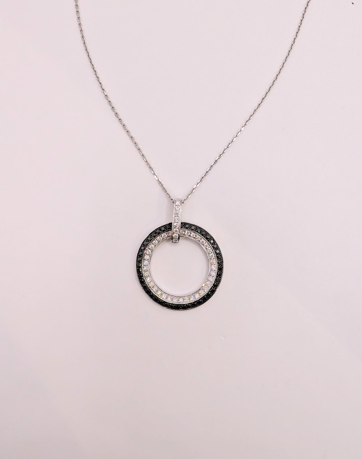 Collier en Or Blanc, Diamants Blancs et Noirs