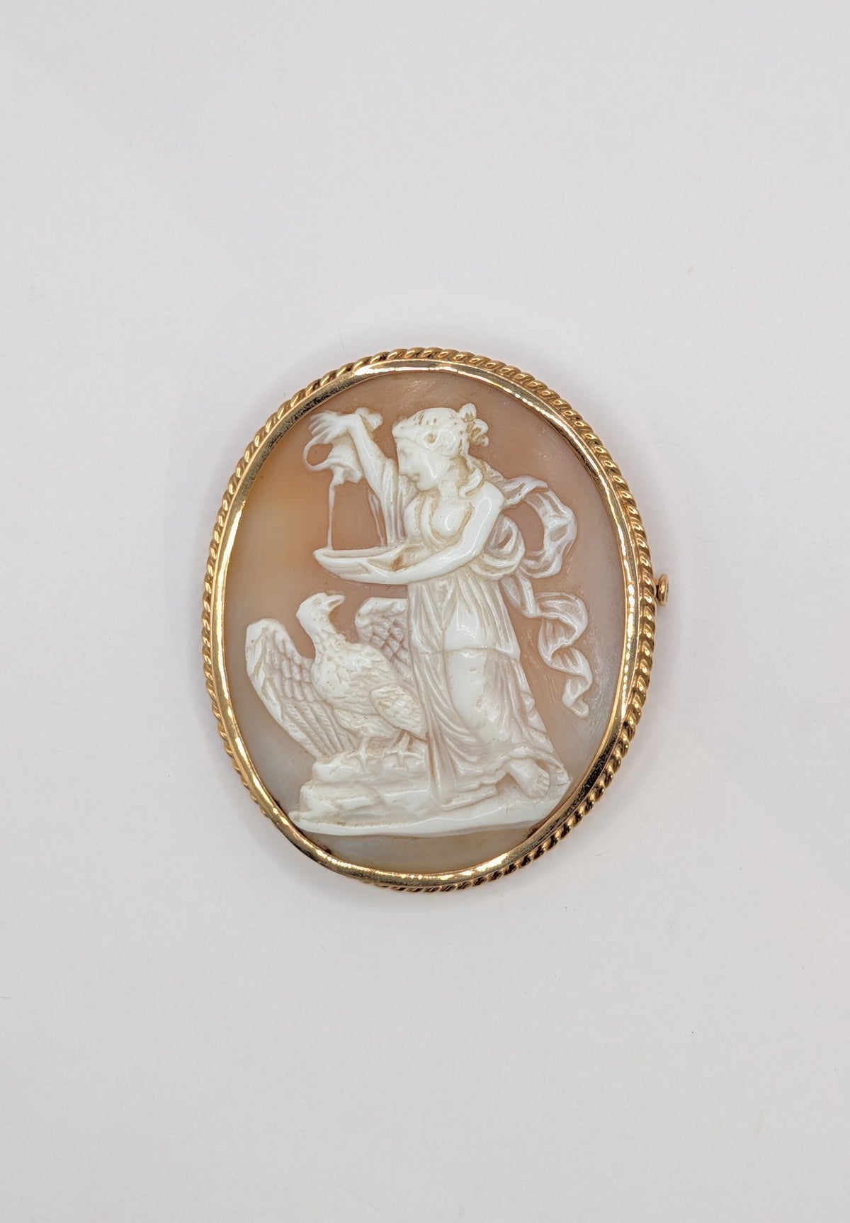 Broche Camée Coquillage XIXe siècle en Or Jaune "Hébé et l'Aigle de Zeus"