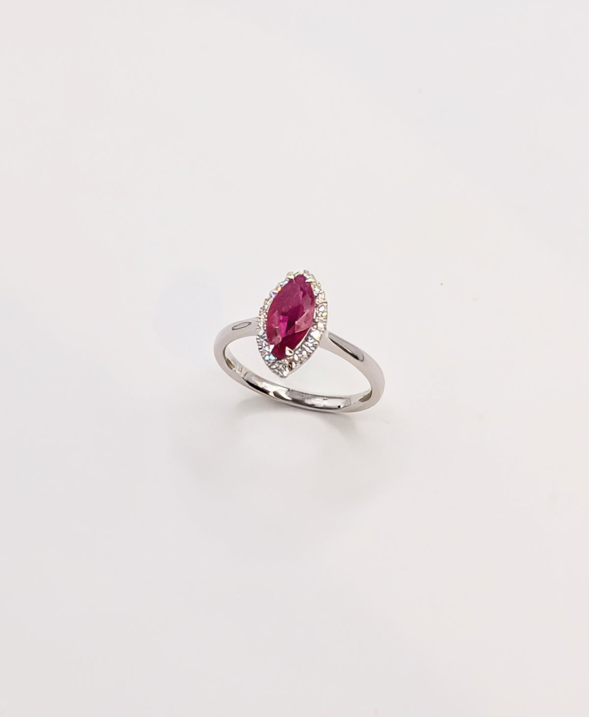 Bague Marquise en Or Blanc 18k Rubis et Diamants